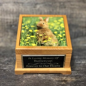 Urna de conejo Urna de conejo Urna de animal pequeño Urna de conejillo de indias Caja de recuerdo conmemorativa para mascotas Urna de cremación Azulejo fotográfico personalizado y etiqueta grabada Hasta 25 libras