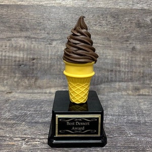 Schokoladeneistüte Trophäe Bestes Dessert Trophäen-Preis gewirbelt Geburtstag Gag Geschenk Dessert Trophäen-Trophäe