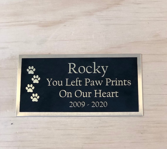 Docvania Placa de nombre de latón grabada personalizada, placa  conmemorativa personalizada para caja de urna de mascotas, premio de  trofeo, caja de