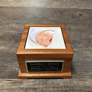 Baby-Urne für Asche Mahagoni-Säuglingskind-Verlust-Totgeburt-Urne Baby-Einäscherung-Denkmal menschliches Foto u