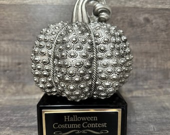 Trofeo Per Halloween Nuobesty – Scheletro Dorato Con Zucca – Miglior Costume – Premio In Resina Per Concorsi, Feste, Decorazioni Spaventose – Altezza 21,5 Cm