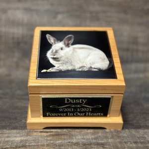 Urna de conejo Urna de conejo Urna de animal pequeño Urna de conejillo de indias Caja de recuerdo conmemorativa para mascotas Urna de cremación Azulejo fotográfico personalizado y etiqueta grabada Hasta 25 libras