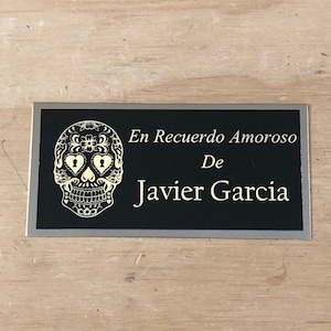 Memorial Urn Plaque Custom Engraved Name Plate Sugar Skull En Recuerdo Amoroso Dia De Los Muertos Cremation Black/Gold Name Plate Plaque