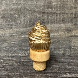 Wine Stopper CUPCAKE Wine Drinker Birthday Gift Novelty Bottle Wine Cork Wine Stopper Baker Birthday Gift Wine Lover Golden Cupcake