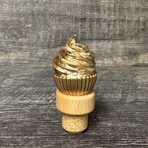 Wine Stopper CUPCAKE Wine Drinker Birthday Gift Novelty Bottle Wine Cork Wine Stopper Baker Birthday Gift Wine Lover Golden Cupcake