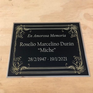 XL Memorial Urn Plaque Cremation Urn Name Plate 8 x 6&quot; En Amorosa Memoria Custom Engraved Spanish Black/Gold Backing Engraved Name Plate