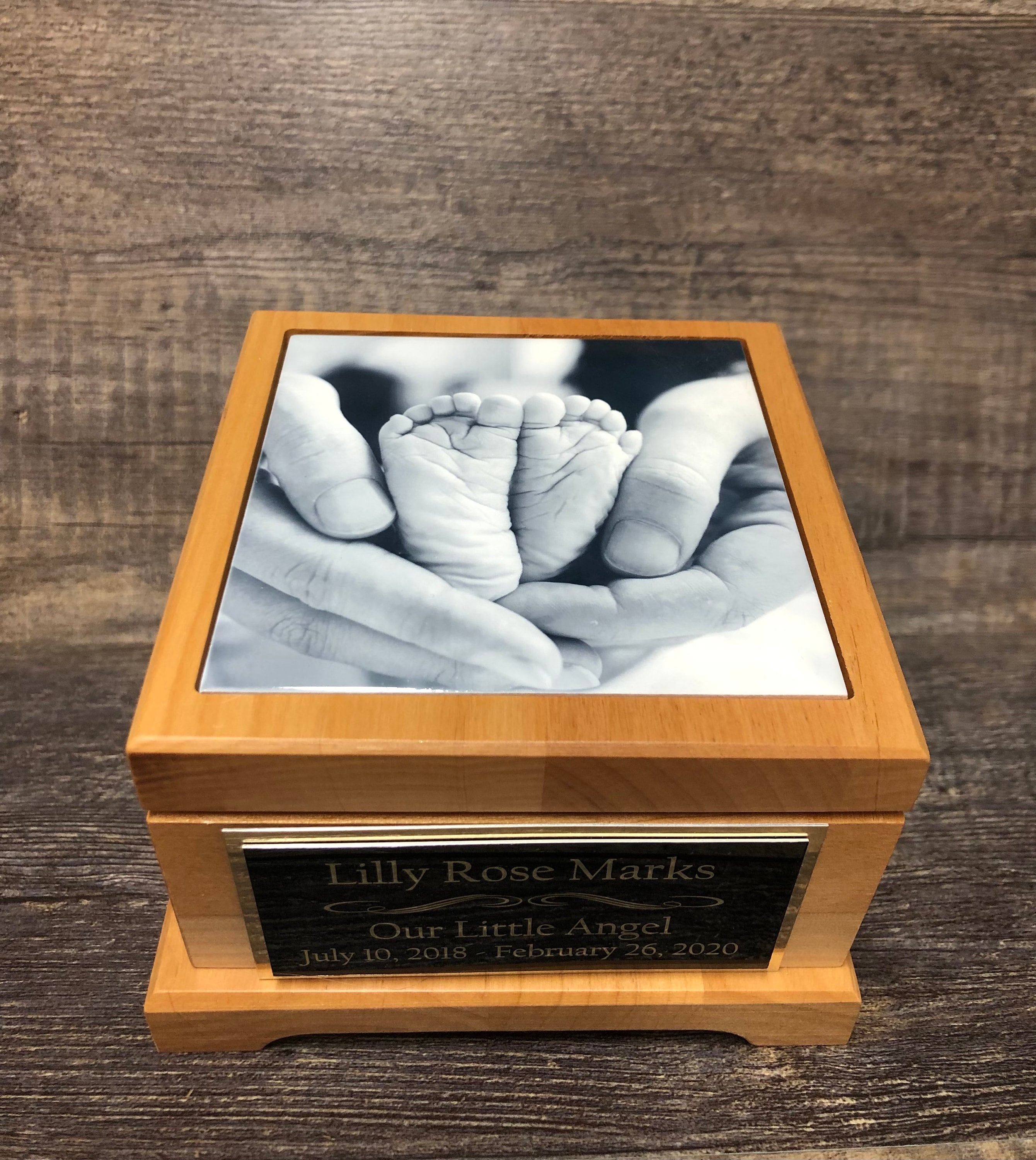 Niño Con Un Personaje De Copa De Premio De Copa De Ganador Vector PNG  ,dibujos Otorgar, Taza, Personaje PNG y Vector para Descargar Gratis |  Pngtree, image size:2680x3000