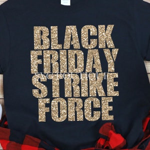 Puede incluir: Camiseta negra con letras de purpurina dorada que dicen "Black Friday Strike Force".