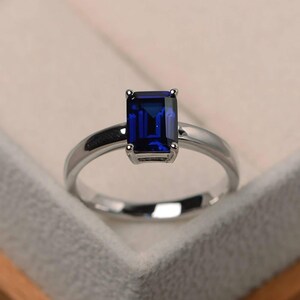 Anillo de bodas único, anillo de zafiro azul, piedra preciosa azul talla esmeralda, piedra de nacimiento de septiembre, anillo de plata, anillos solitarios