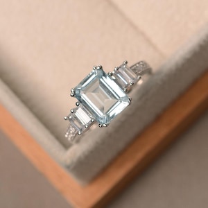 Natuurlijke aquamarijnring, blauwe edelsteen, verlovingsring, smaragd geslepen, sterlingzilver