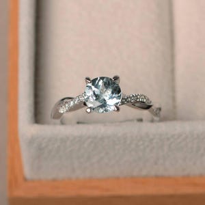 Belofteringen, natuurlijk blauwe aquamarijnringen, geboortesteen maart, rond geslepen ringen, zilveren ringen, vintage ringen