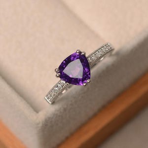 Natürlicher Amethystring, Ring mit Billionenschliff, lila Amethystring, Verlobungsring