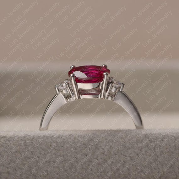 ラボルビーの婚約指輪、オーバルカットの7月の誕生石リング、女性用