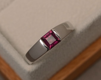 Pyrope garnet ring, solitaire ring, square cut, natural garnet ring, engagement ring