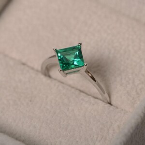 Anillo de esmeralda verde, piedra de nacimiento de mayo, solitario de piedras preciosas, anillo de compromiso para ella. imagen 3