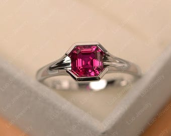 Robijnrode ring, geelgouden ring, asschergeslepen, robijnrode verlovingsring, geboortesteenring juli