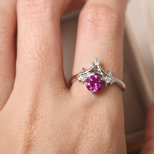 Mondrubinring, zierlicher Rubinring, Verlobungsring aus Sterlingsilber für Damen Bild 6