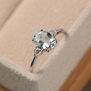 Aquamarijnring, sterlingzilver, ovaal geslepen, geboortesteen maart, lichtblauwe steen, slanke ring, cadeau voor moeder