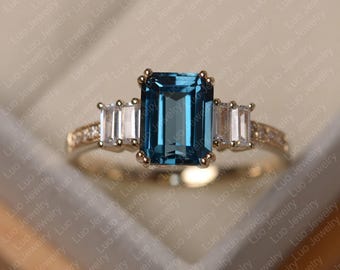 Anillo de compromiso de oro amarillo con topacio azul Londres de talla esmeralda para mujer.