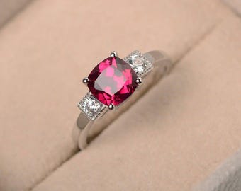 taglio cuscino, anello con rubino da laboratorio, fede nuziale, anello con pietra preziosa rossa, anello in argento sterling, anello con pietra portafortuna di luglio