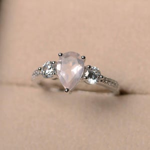 Natürlicher rosa Quarzring, Versprechensring, Edelstein im Birnenschliff, Edelsteinring, Sterlingsilberring, drei Steine Ring