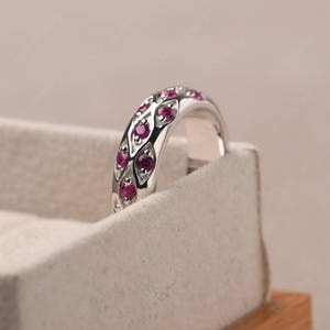 Eternity robijnrode statementring voor mannen, sterlingzilveren stapelring, geboortesteenring juli afbeelding 4