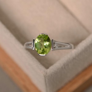 Peridot Ring, August Geburtsstein, Silber, mit Rhodium veredelt