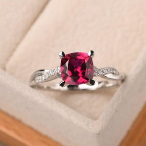 Bague rubis infini unique, bague torsadée en argent sterling, bague pierre de naissance juillet taille coussin