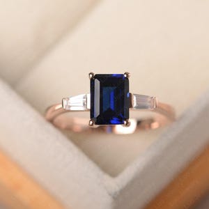 Anillo de aniversario de oro rosa macizo de 14 k con zafiro azul, corte esmeralda, circonita cúbica talla baguette, piedra de nacimiento de septiembre, anillo rectangular.