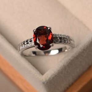 Garnet ring for women, oval cut engagement ring, January birthstone ring， sterling silver ring