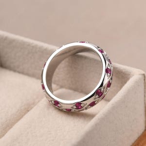 Eternity robijnrode statementring voor mannen, sterlingzilveren stapelring, geboortesteenring juli afbeelding 3