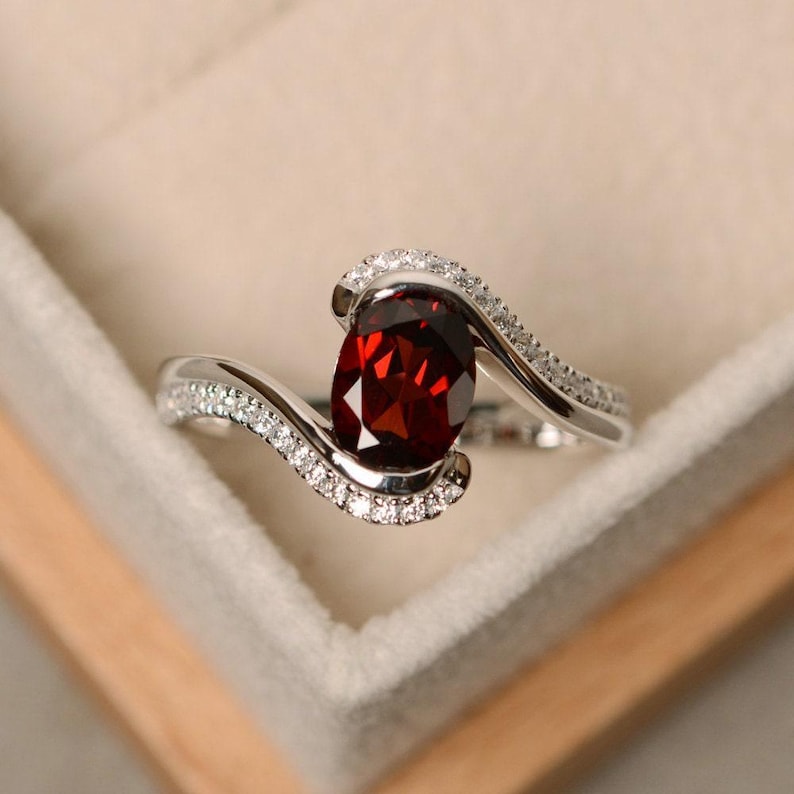 Granat Ring, Granat im Ovalschliff, Verlobungsring, natürlicher Granat, Januar Geburtsstein, Ring Granat Bild 1