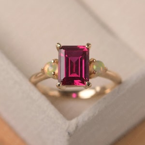 Vintage Rubin und Opal Verlobungsring, Smaragdschliff, drei Stein, 585er Gelbgold, Familienring mit Geburtsstein