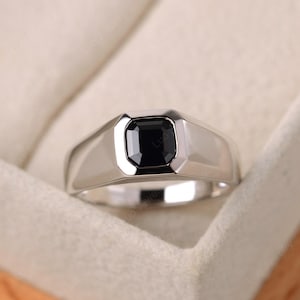 Schlichter Ehering für Männer, Asscher Schliff schwarzer Spinell Ring, Zargenfassung, breiter Bandring mit Stein