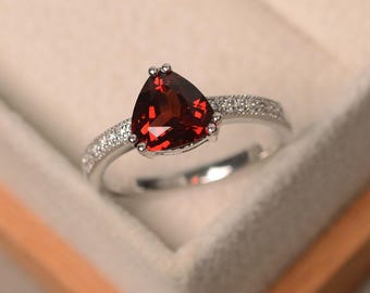Anillo de granate de talla trillón, granate rojo, piedra preciosa roja, anillo de promesa, piedra de nacimiento de enero