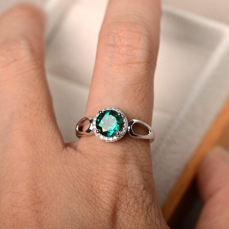 Anillos con halo, anillos de boda de esmeralda, anillos de piedra natal de mayo, anillos de piedras preciosas verdes, anillos de talla redonda, anillos de plata de ley imagen 4