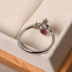 Mondrubinring, zierlicher Rubinring, Verlobungsring aus Sterlingsilber für Damen Bild 4