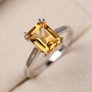 Anillo de compromiso de citrino en oro de 14 quilates, corte esmeralda, anillo minimalista con piedra de nacimiento de noviembre.