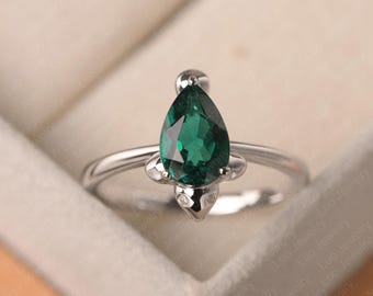 Anillo de declaración de esmeralda, anillo de pez, banda lisa, piedra verde en forma de pera, piedra de nacimiento de mayo
