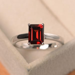 Anello di granato rosso, pietra portafortuna di gennaio, argento sterling, taglio smeraldo, anello di fidanzamento solitario per donna