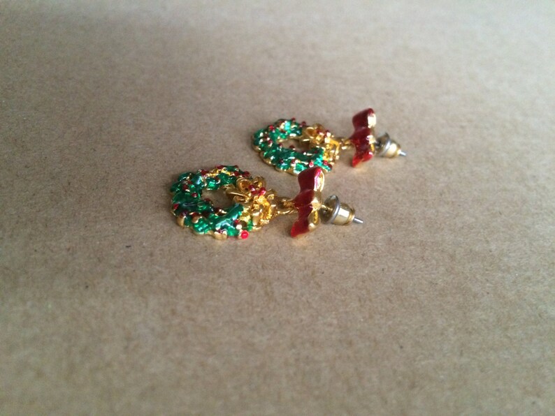 90s Vintage Christmas Wreath and Bow Red /& Green Holly Enamel Dangle Post Earring Festive Holiday Season New Year Party Gift for Her