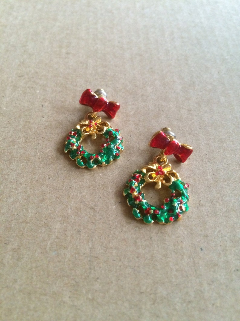90s Vintage Christmas Wreath and Bow Red /& Green Holly Enamel Dangle Post Earring Festive Holiday Season New Year Party Gift for Her