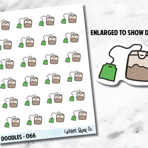 Könnte beinhalten: Blatt mit Aufklebern mit Cartoon-Teebeuteln. Jeder Teebeutel ist hellbraun mit einer dunkleren braunen Füllung und einem grünen Etikett. Der Text "ENLARGED TO SHOW DETAIL" ist sichtbar. Der Text "DOODLES - 066" und "Cricket Paper Co." sind ebenfalls sichtbar.