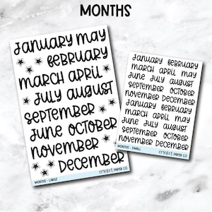 Puede incluir: Dos hojas de pegatinas blancas con los meses del año en escritura negra. La hoja más grande tiene la palabra "MONTHS" en la parte superior y las palabras "MONTHS - LARGE" en la parte inferior. La hoja más pequeña tiene las palabras "MONTHS - SMALL" en la parte inferior.