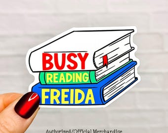 Pegatina de vinilo "Freida leyendo libros" - Mercancía oficial de Freida McFadden FM08