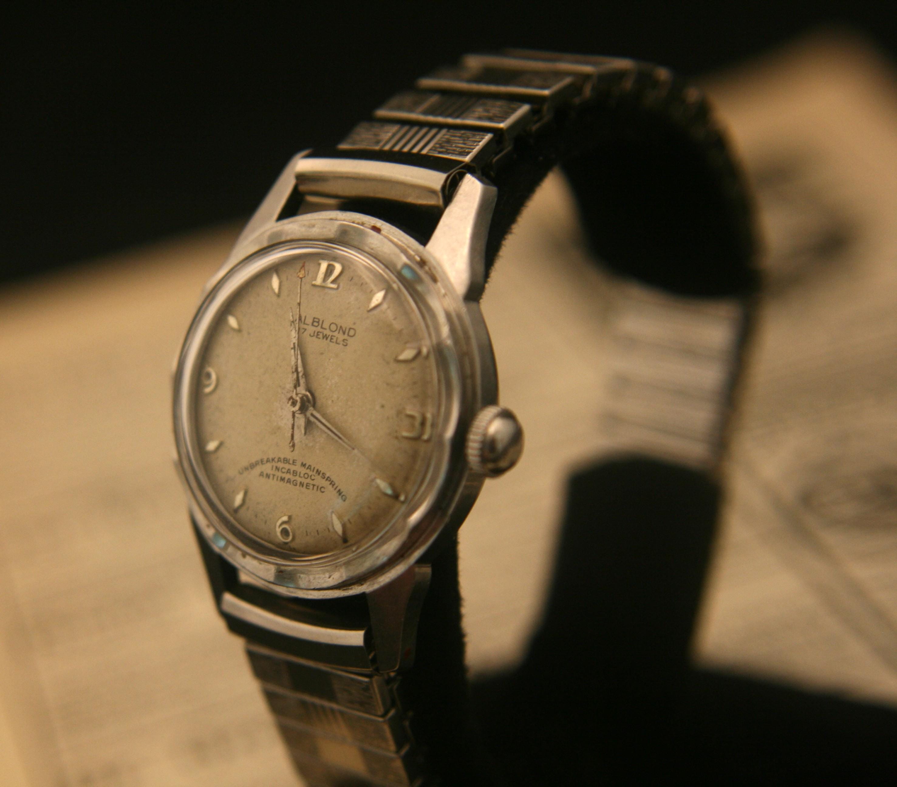 【1950年代】LOUVIC スイス製 ミリタリー風ヴィンテージ 自動巻き腕時計 1950年代】LOUVIC スイス製 ミリタリー風ヴィンテージ 自動巻き腕時計