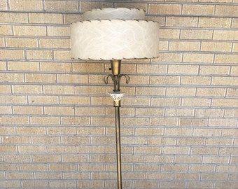 LOCAL PICKUP denver area only* Mid century Lampadaire en laiton avec abat-jour en fibre de verre à deux niveaux