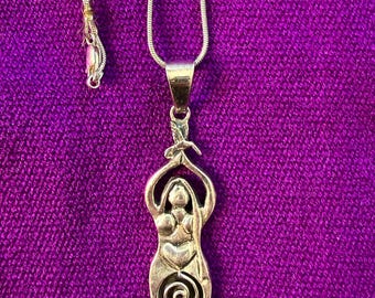 Göttlich-weiblicher Anhänger mit Kette