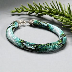 Collier serpent en perles vertes, tour de cou en serpent perlé, bijoux au crochet faits main