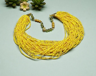 Colar de várias voltas com miçangas amarelas, colar grande e colorido com miçangas grossas, joia artesanal marcante.